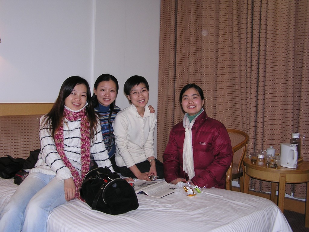 Сяо Ли, Ин Хуа и их подруги