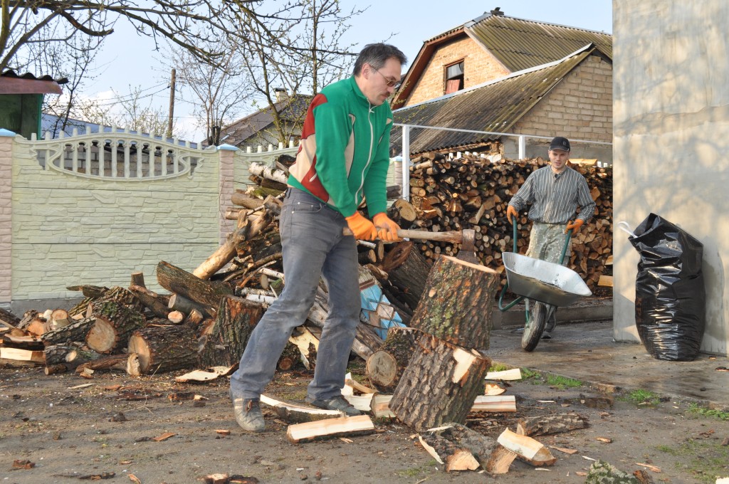 Саша Зотов и Игорь Чернешенко готовят дрова