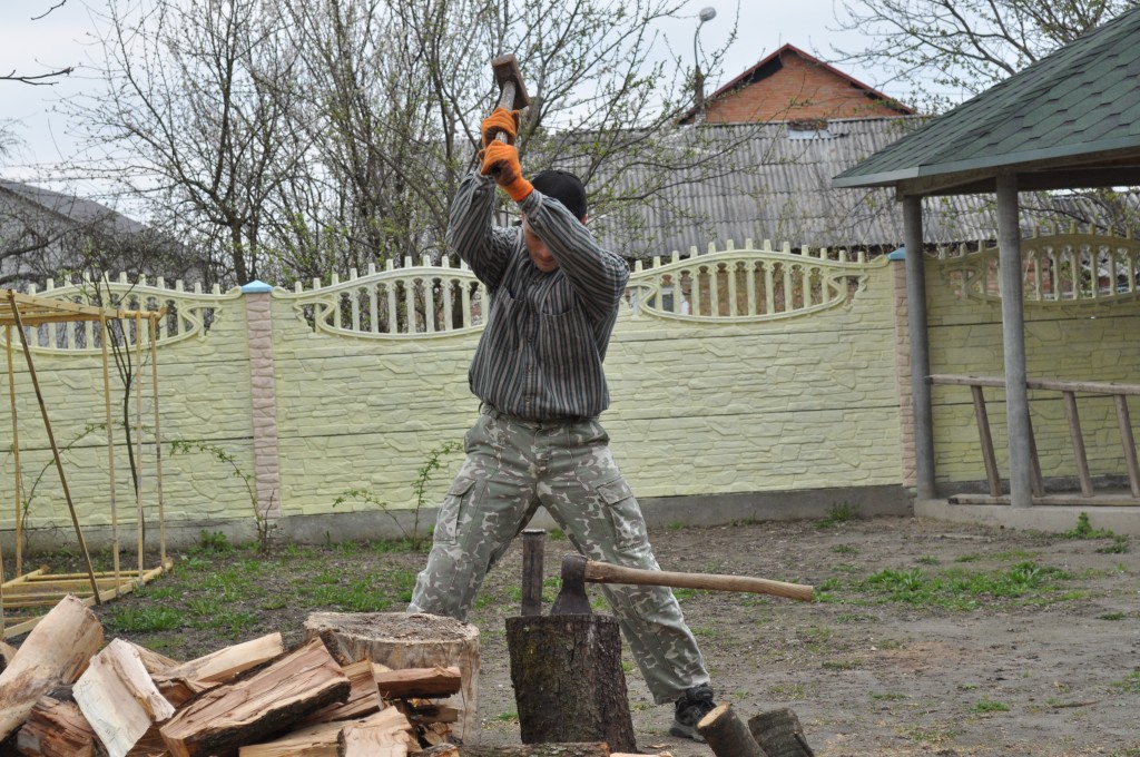 Игорь Чернешенко готовит дрова к семинару